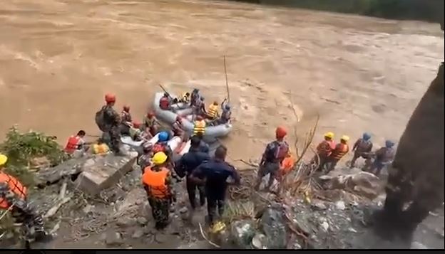 त्रिशुलीमा वेपत्ता दुई गाडी र यात्रु खोज्न सुरक्षाकर्मीको परिचालन